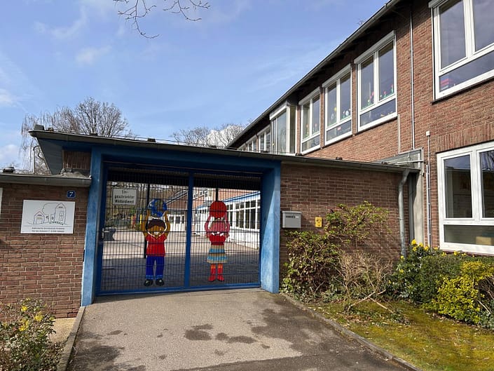 Eingang zur Schule Eingang zur Schule